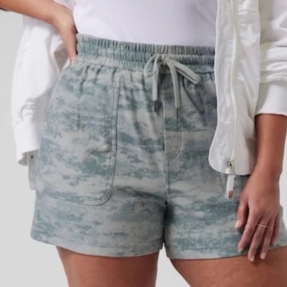 ATHLETA Blue and white Fog Camo FARALLON shorts size XL